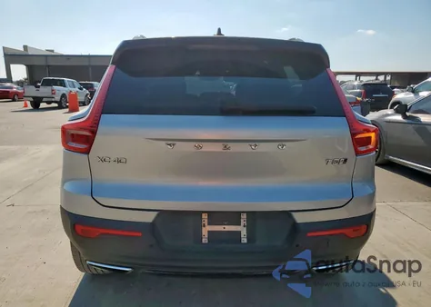 2019 Volvo Xc40 T5 Momentum z USA, uszkodzony, nr VIN YV4162XZXK2014687